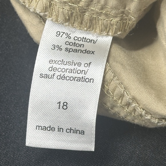 Tan lightweight shorts with cinched at hemline of each leg. Great pockets - Picture 5 of 5